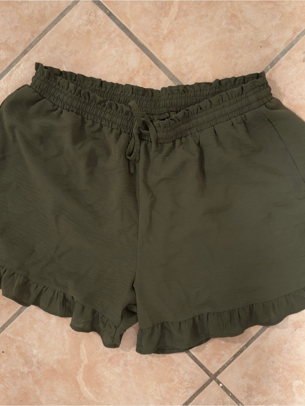 Women’s Olive Ruffle Hem Drawstring Shorts Size XXL fits like XL